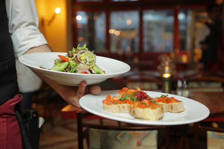 Private Chef vs. Fine Dining: Which Is the Ultimate Luxury?