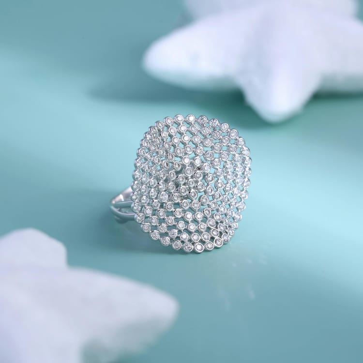 The Ultimate Guide to Larson Jewelers’ Dazzling Diamond Pendants & Necklaces